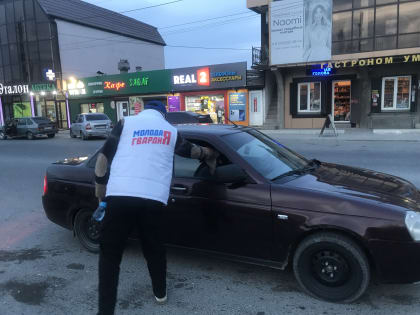 Молодогвардейцы Кизилюрта провели акцию по раздаче фиников и воды