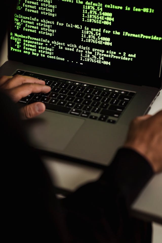 Foto oleh Sora Shimazaki: https://www.pexels.com/id-id/foto/pangkas-pengetikan-peretas-di-laptop-dengan-data-di-layar-5935788/