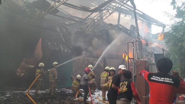 Evakuasi Korban Kebakaran Pabrik di Bekasi yang Menelan 9 Korban Jiwa