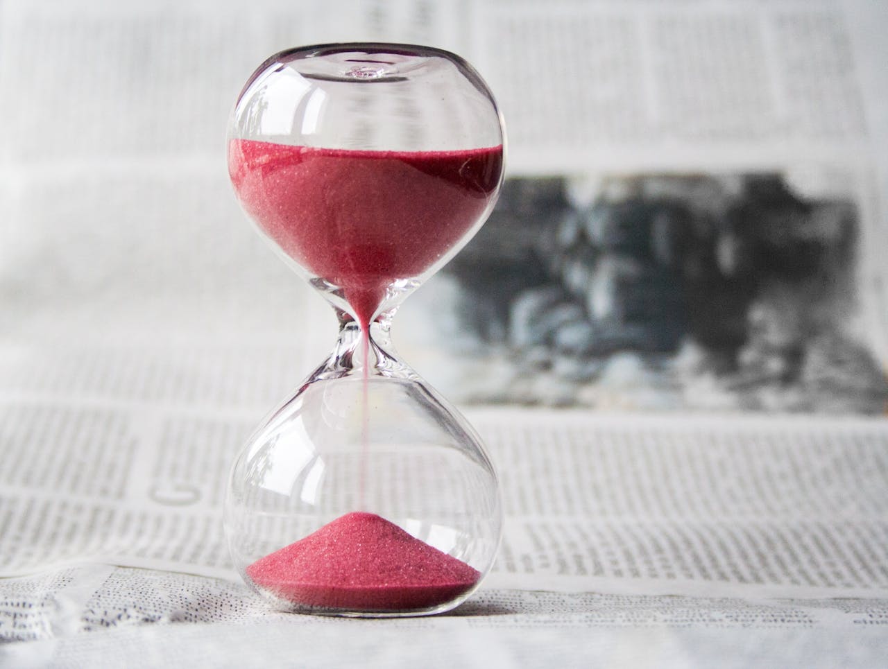 Foto oleh Pixabay: https://www.pexels.com/id-id/foto/kaca-bening-dengan-grainer-pasir-merah-39396/