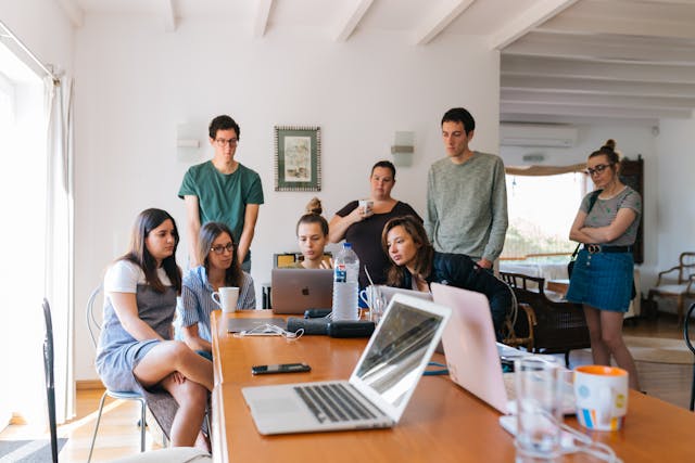 Foto oleh Fox: https://www.pexels.com/id-id/foto/sekelompok-orang-menonton-di-laptop-1595385/