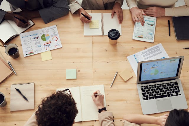 Foto oleh fauxels: https://www.pexels.com/id-id/foto/foto-orang-yang-sedang-rapat-3183186/