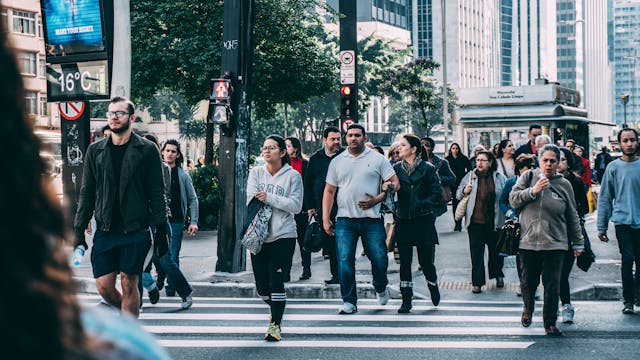 Foto oleh Kaique Rocha: https://www.pexels.com/id-id/foto/orang-yang-berjalan-di-jalur-pejalan-kaki-pada-siang-hari-109919/