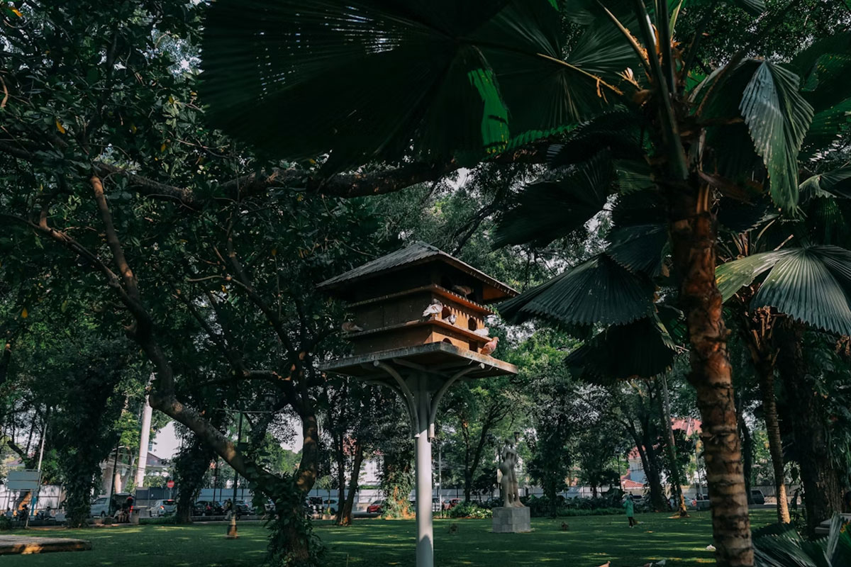 Taman Menteng tengah tren dijadikan lokasi prewedding oleh anak muda Jakarta. (Unsplash.com/Ega Pamungkas)