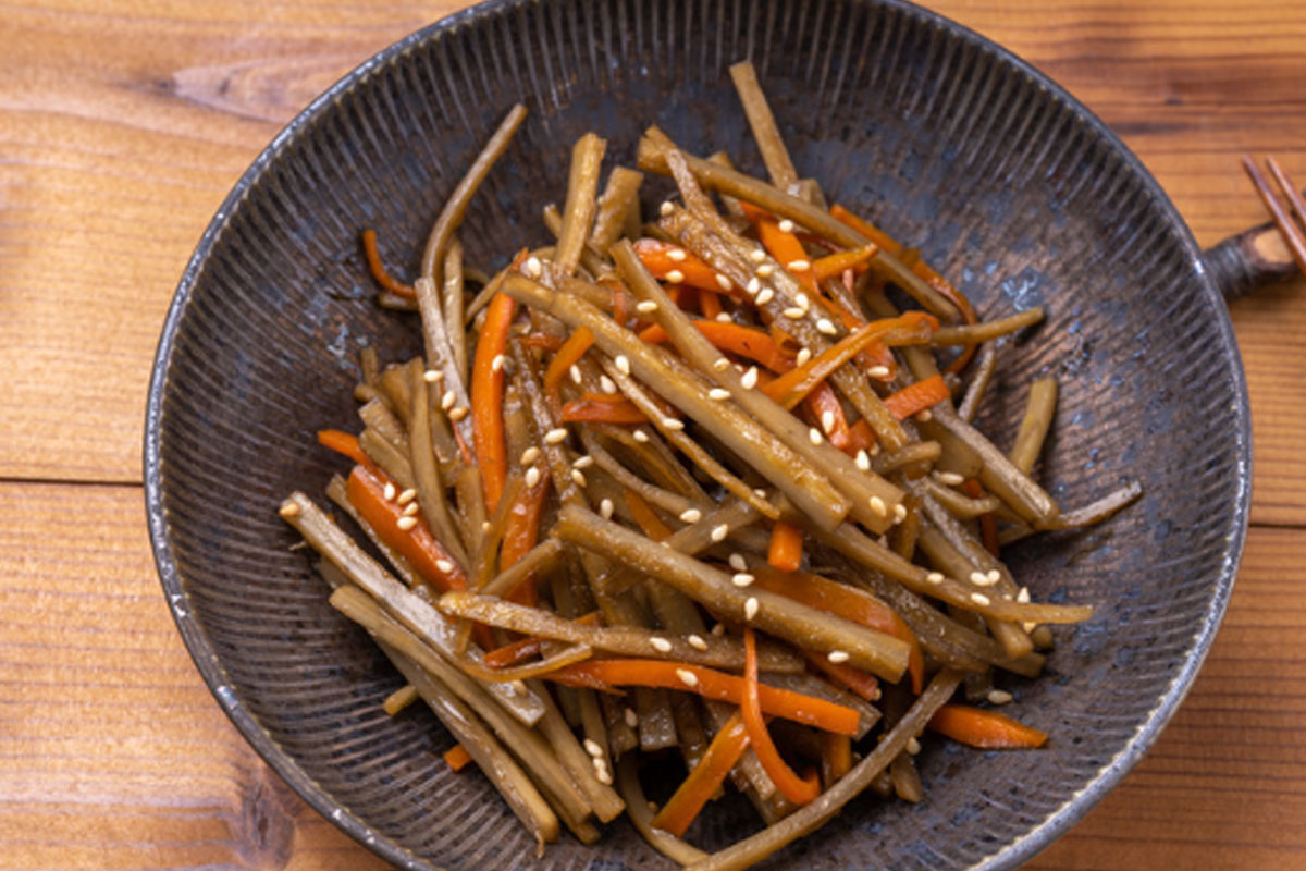 Makanan khas negara Jepang untuk vegetarian Kinpira Gobo. (Canva)
