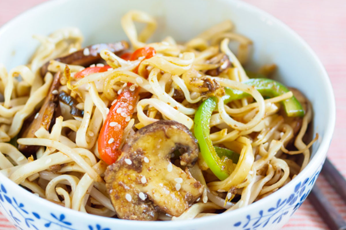 Makanan khas negara Jepang Yashai itame. (Canva)