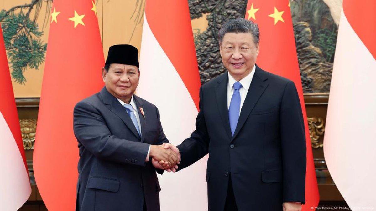 Presiden Prabowo berjabat tangan dengan Presiden China Xi Jinping usai tanda tangani MoU kerja sama Indonesia-China dan dukungan pendanaan program makan siang bergizi gratis/Foto: Freepik