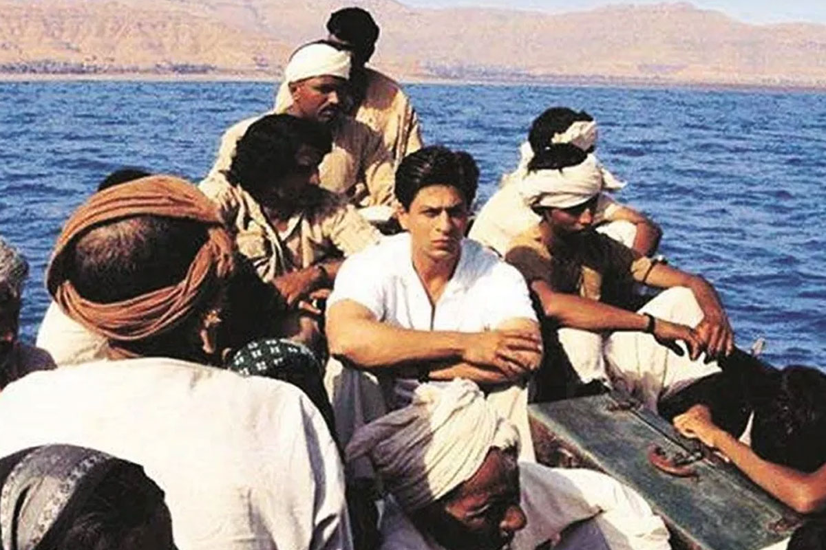 Shah Rukh Khan dalam film Swades. Cerita tentang peduli kampung halaman.
