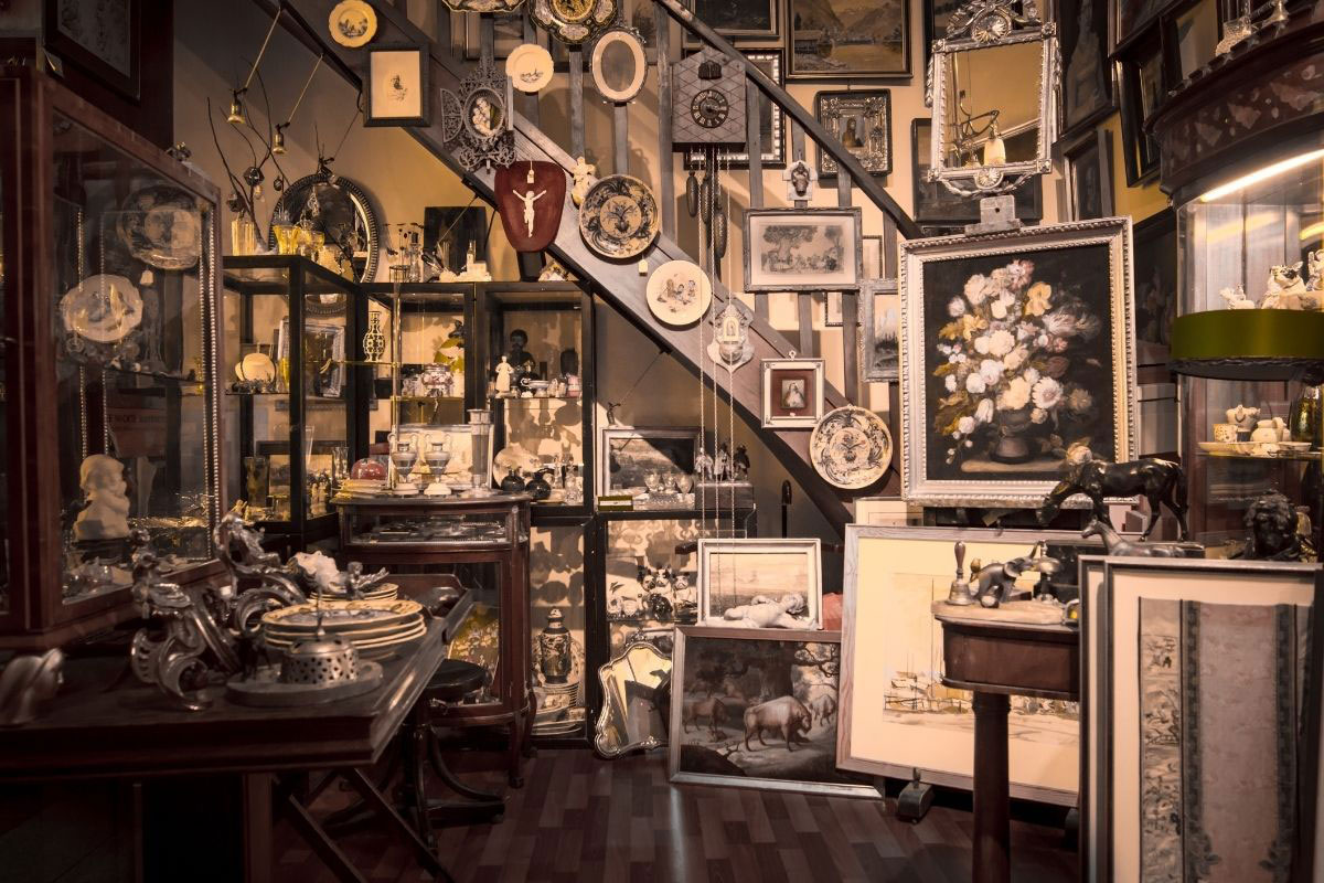 Ilutrasi pameran barang antik yang diburu oleh kolektor.