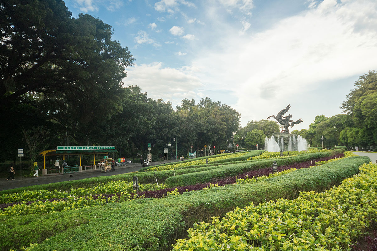 Taman Suropati kerap kali dijadikan tempat prewedding di Jakarta Raya