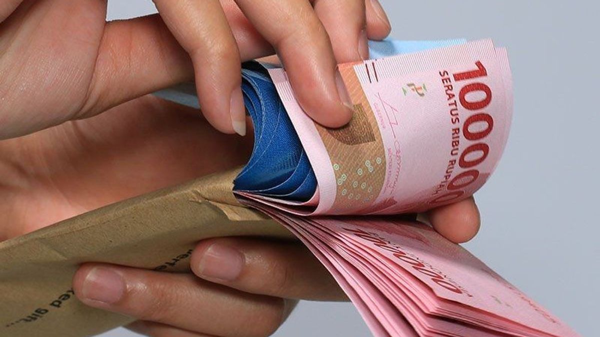 Ilustrasi UMP 2025 Batal Diumumkan, Buruh Minta Kenaikan 10%/Foto: Freepik 