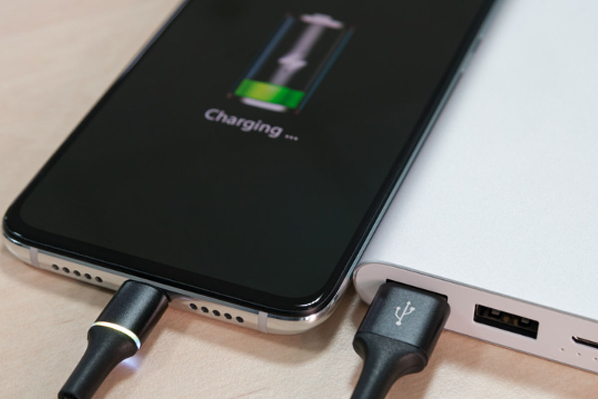 Ilustarsi HP Oppo sedang dicharge. Bagaimana jika tiba-tiba tidak bisa dicharge?