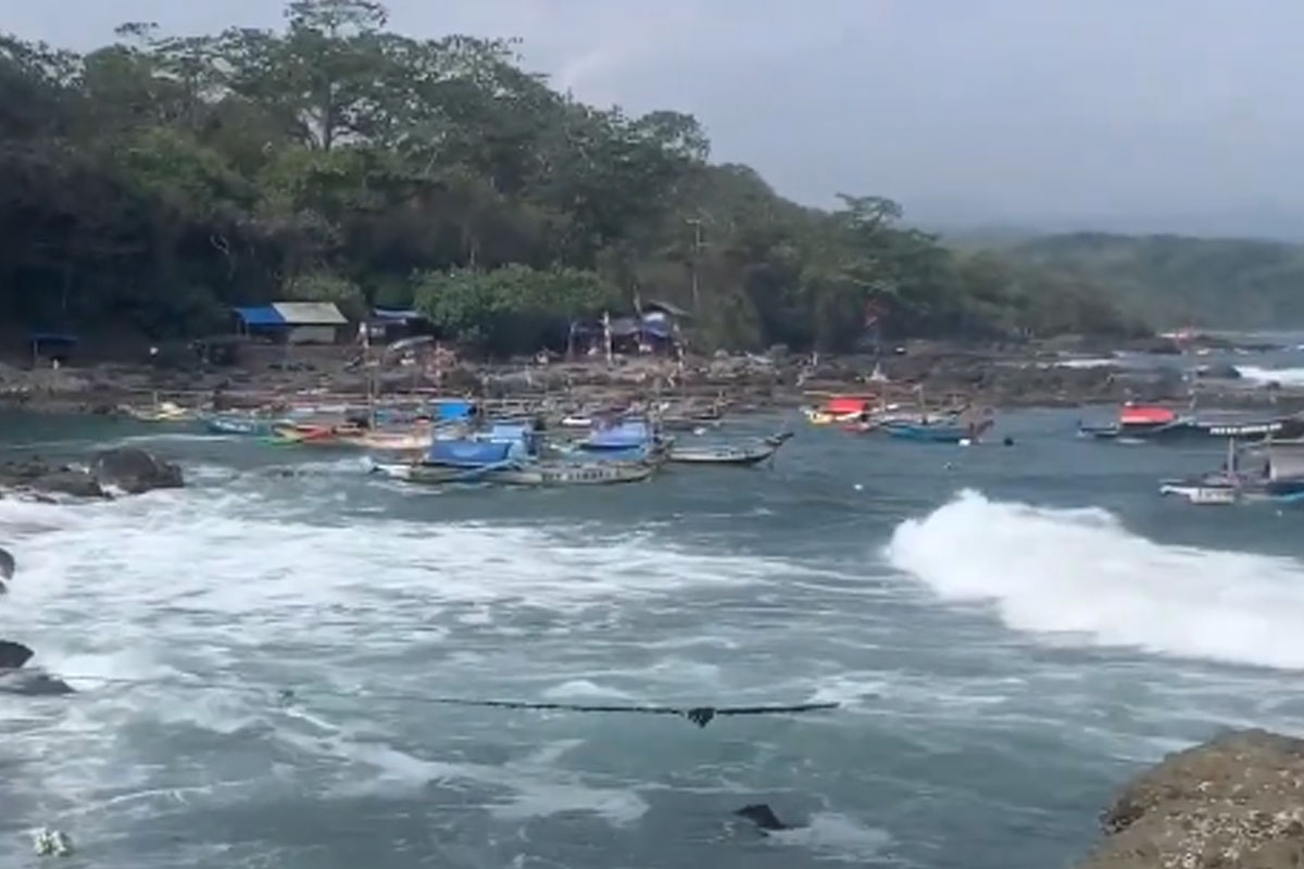 Wisata pantai di Cianjur datanglah ke Pantai Jayanti di akhir tahun. 
