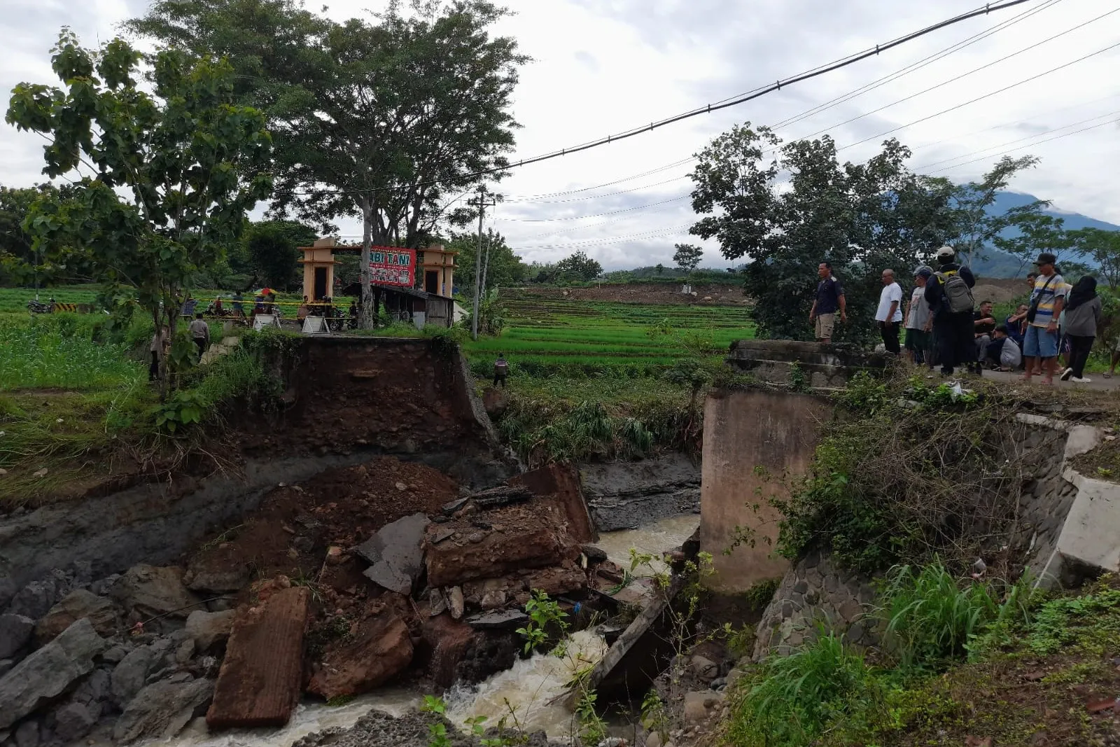 Jembatan 15 Meter di Sragen Ambrol