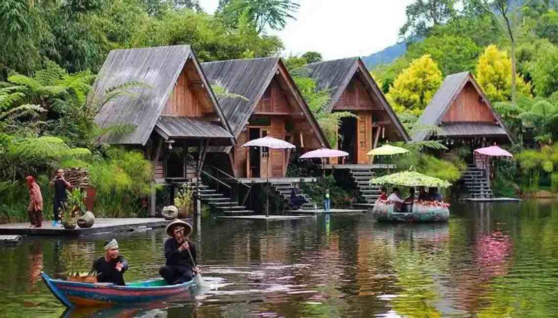 Bermain sampan di Dusun Bambu