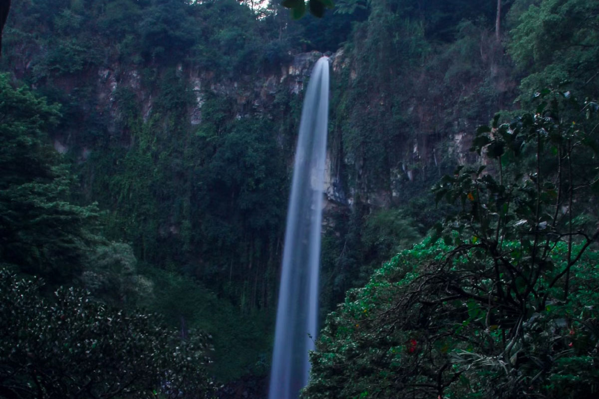 Air terjun juga dapat ditemui ketika jelajah wisata Tawamangu terbaru. (Unsplash.com/Anggit Rizkanto)