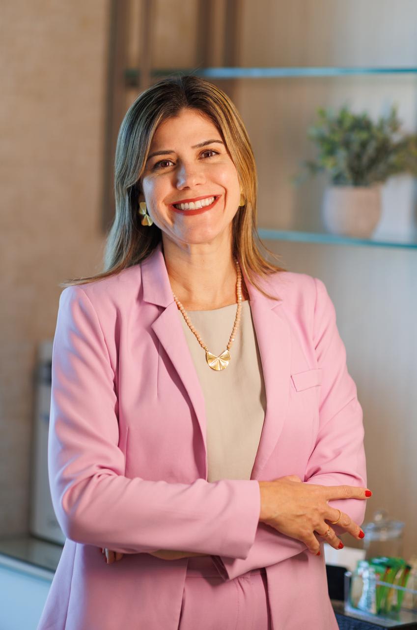 Dra. Iana Costa, dermatologista, em seu consultório