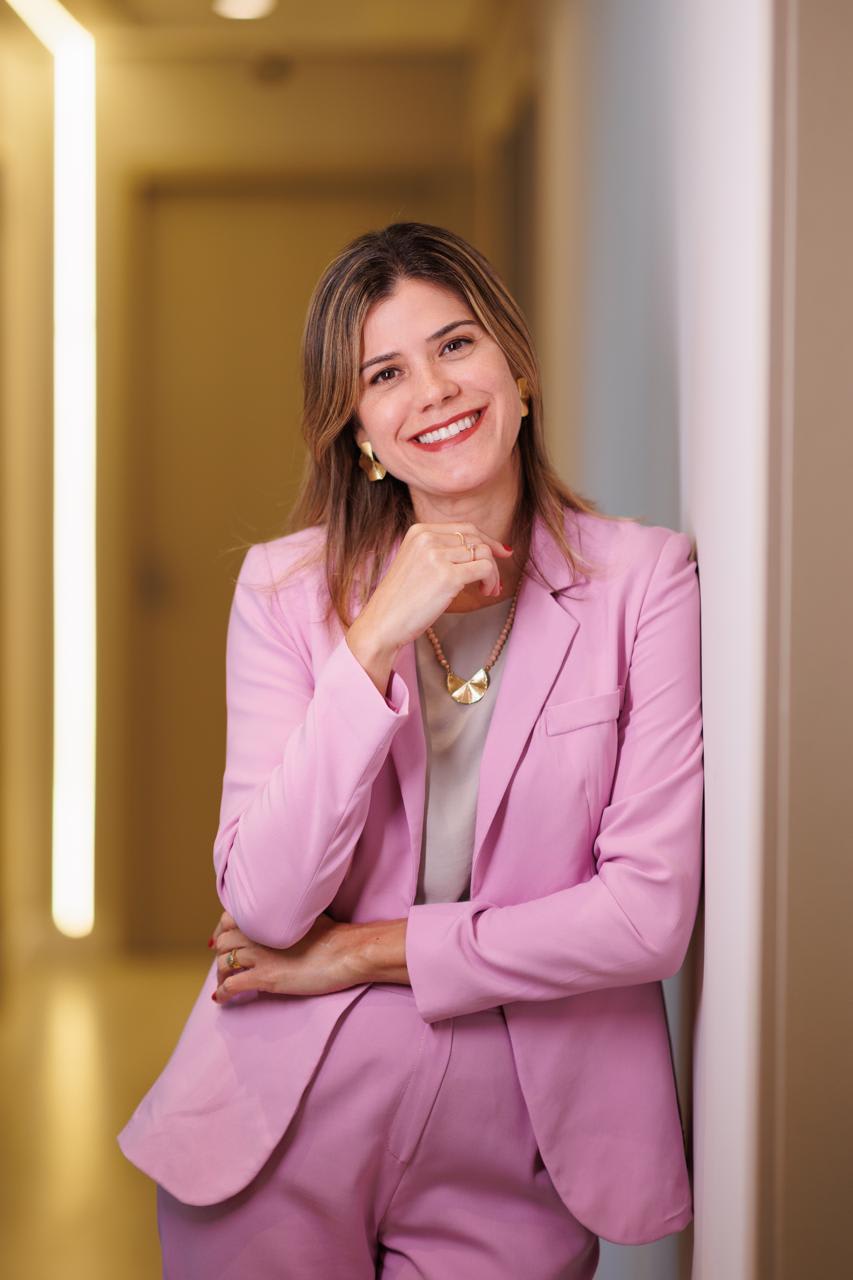 Dra. Iana Costa em seu consultório no RioMar Trade Center, Recife