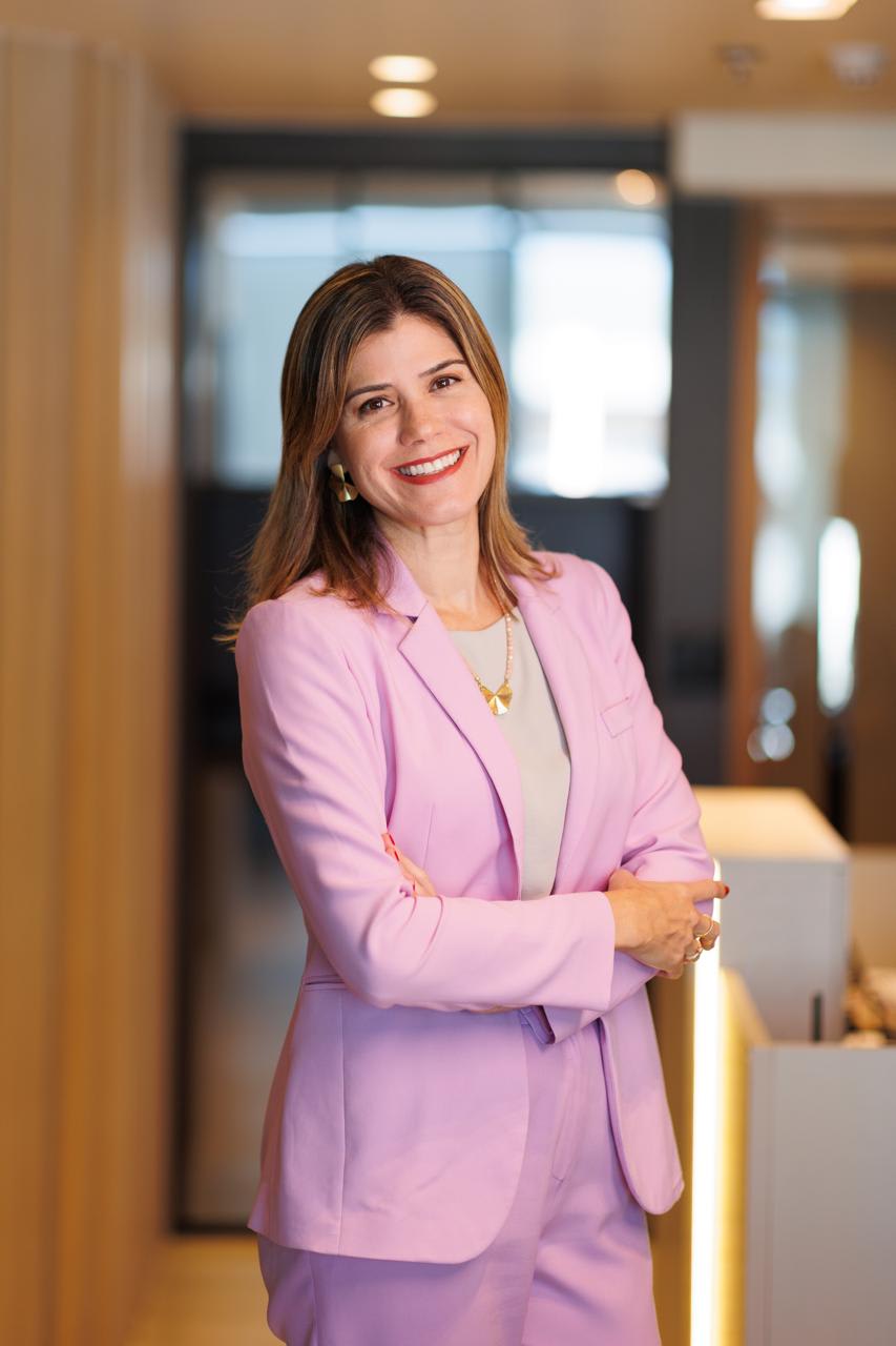 Dra. Iana Costa na recepção de seu consultório no RioMar Trade Center