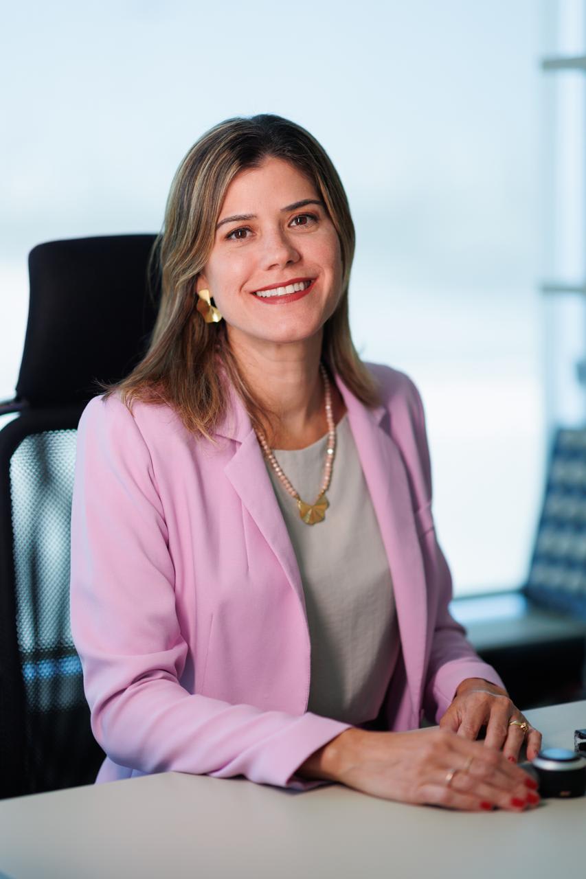 Dra. Iana Costa em sua mesa de atendimento