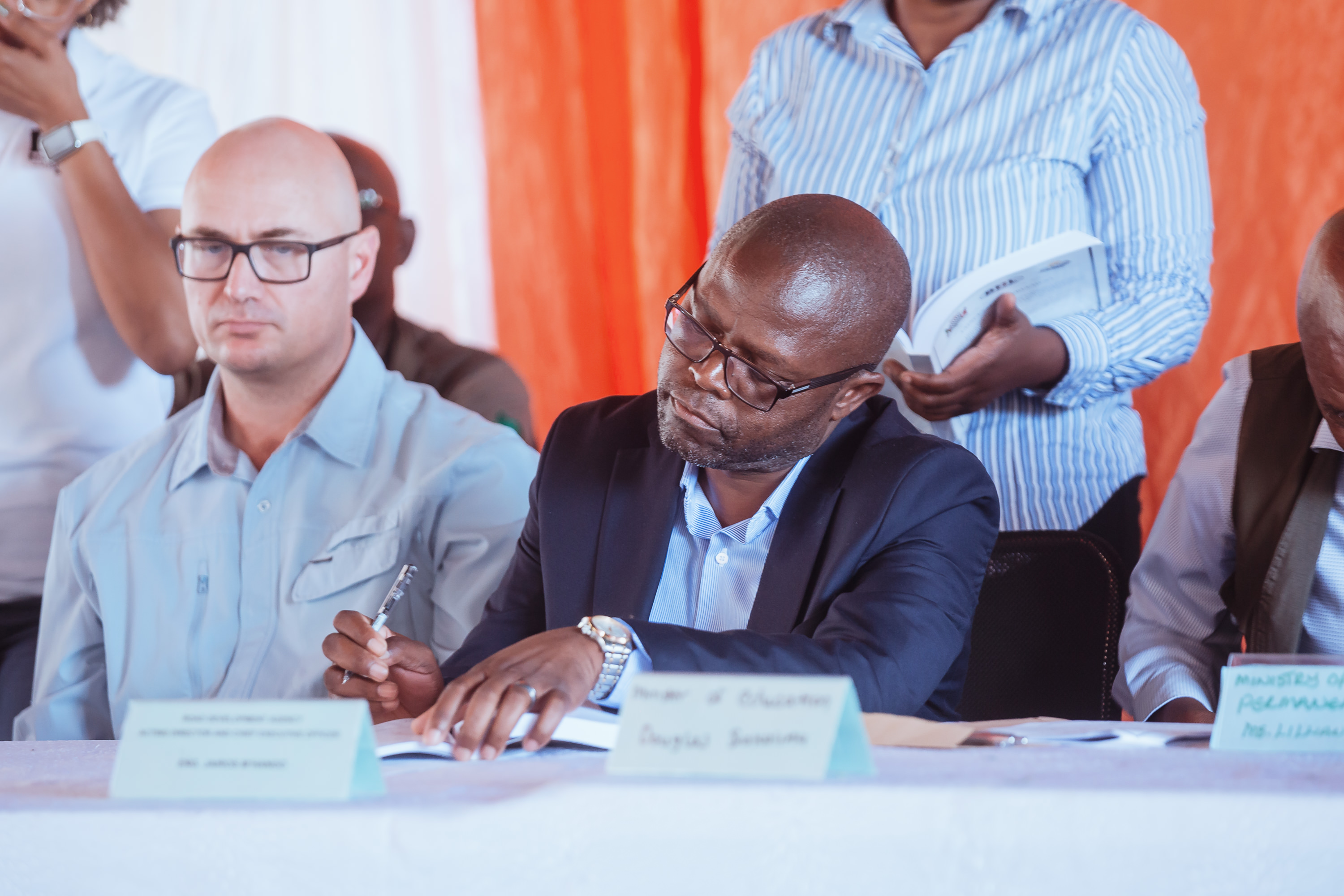 Signing ceremony moment 3