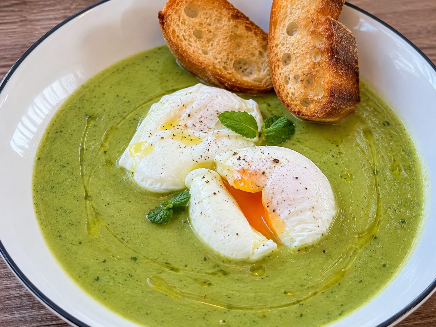 Uova Nuvole di Uova su Vellutata di Zucchine e Menta