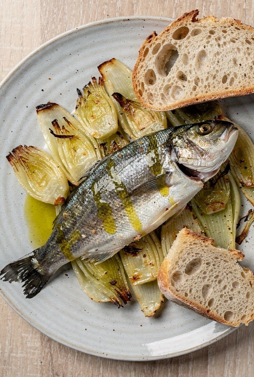 Branzino su Letto di Finocchi al Forno