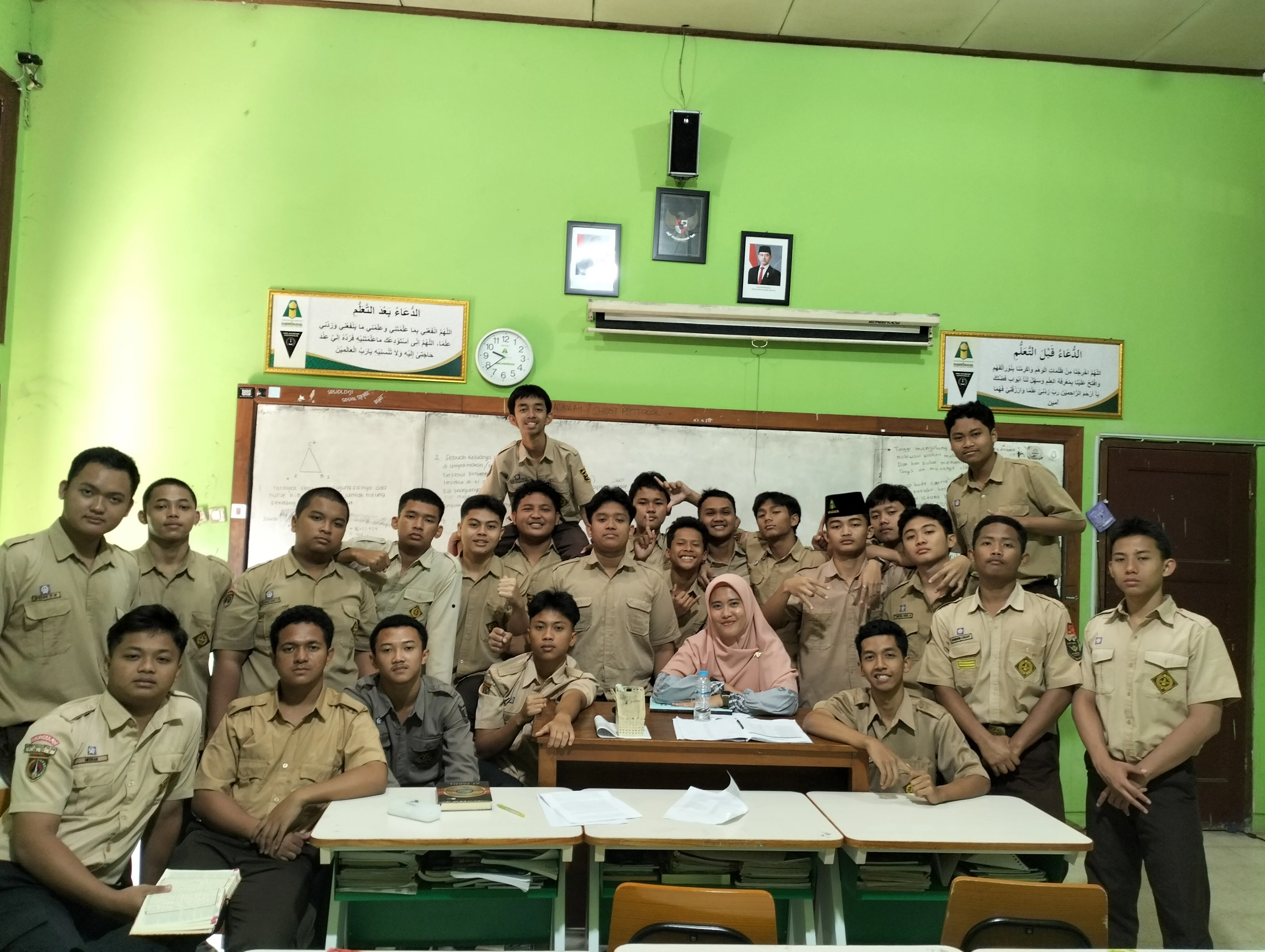 Foto kelas XII 5 SMA (SOCIALE' ALLSTAR) ke-3