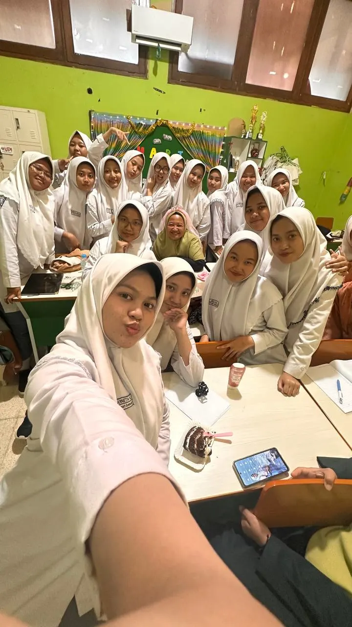 Foto kelas XII 3 SMA (SOCIAL SOCIETY) ke-9