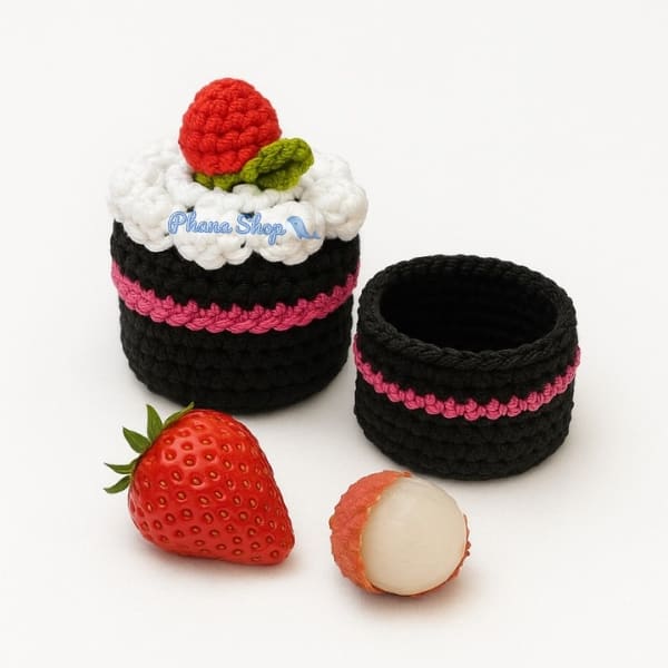 Tas rajut handmade kue ulang tahun dengan topping strawberry