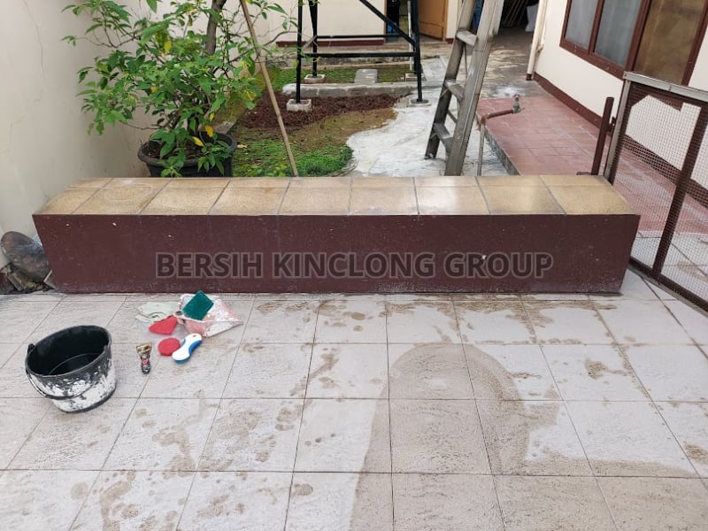 Lantai keramik kusam sebelum dipoles — kotor dan berkerak