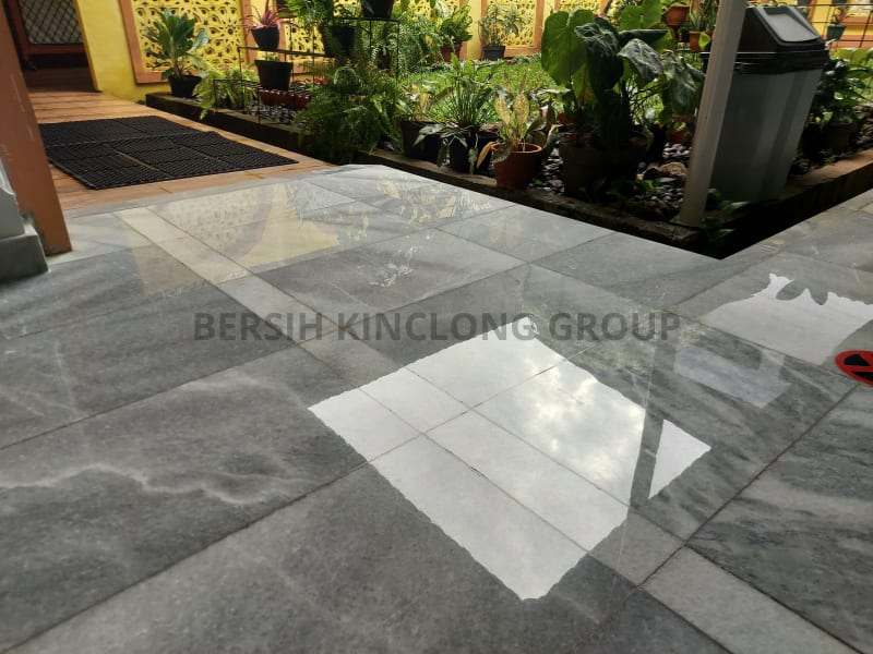 Lantai marmer kinclong sesudah kristalisasi Diamond Cut System