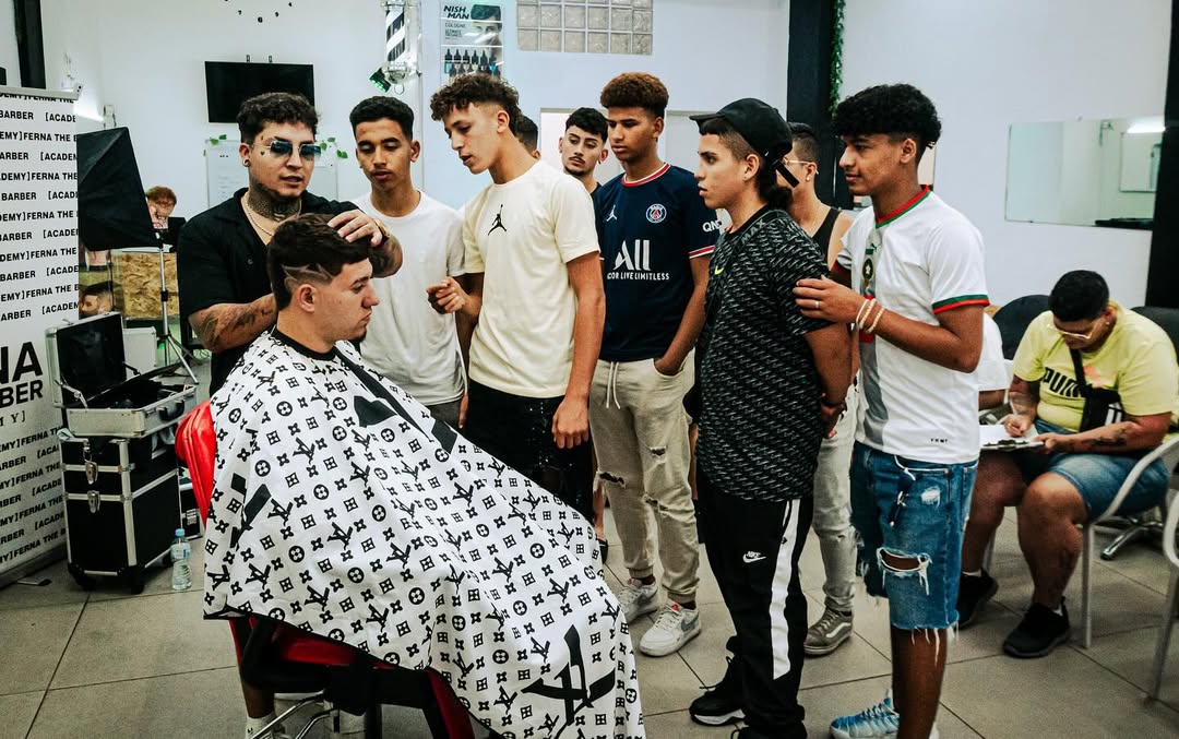 AJ The Barber enseñando