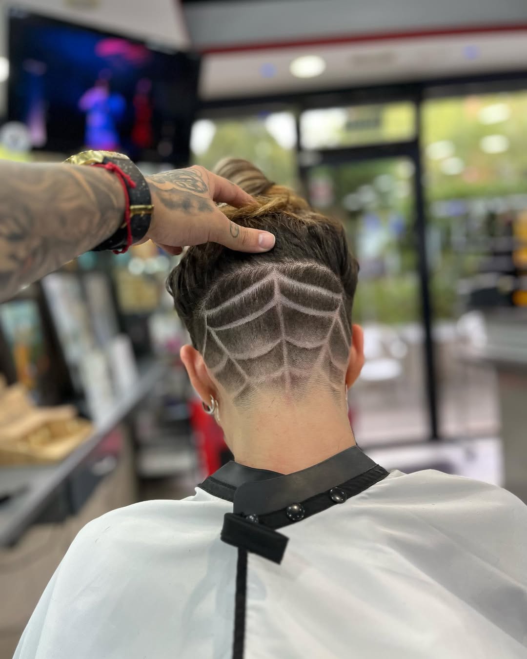 Diseño de autor en corte, estilo araña en la nuca.