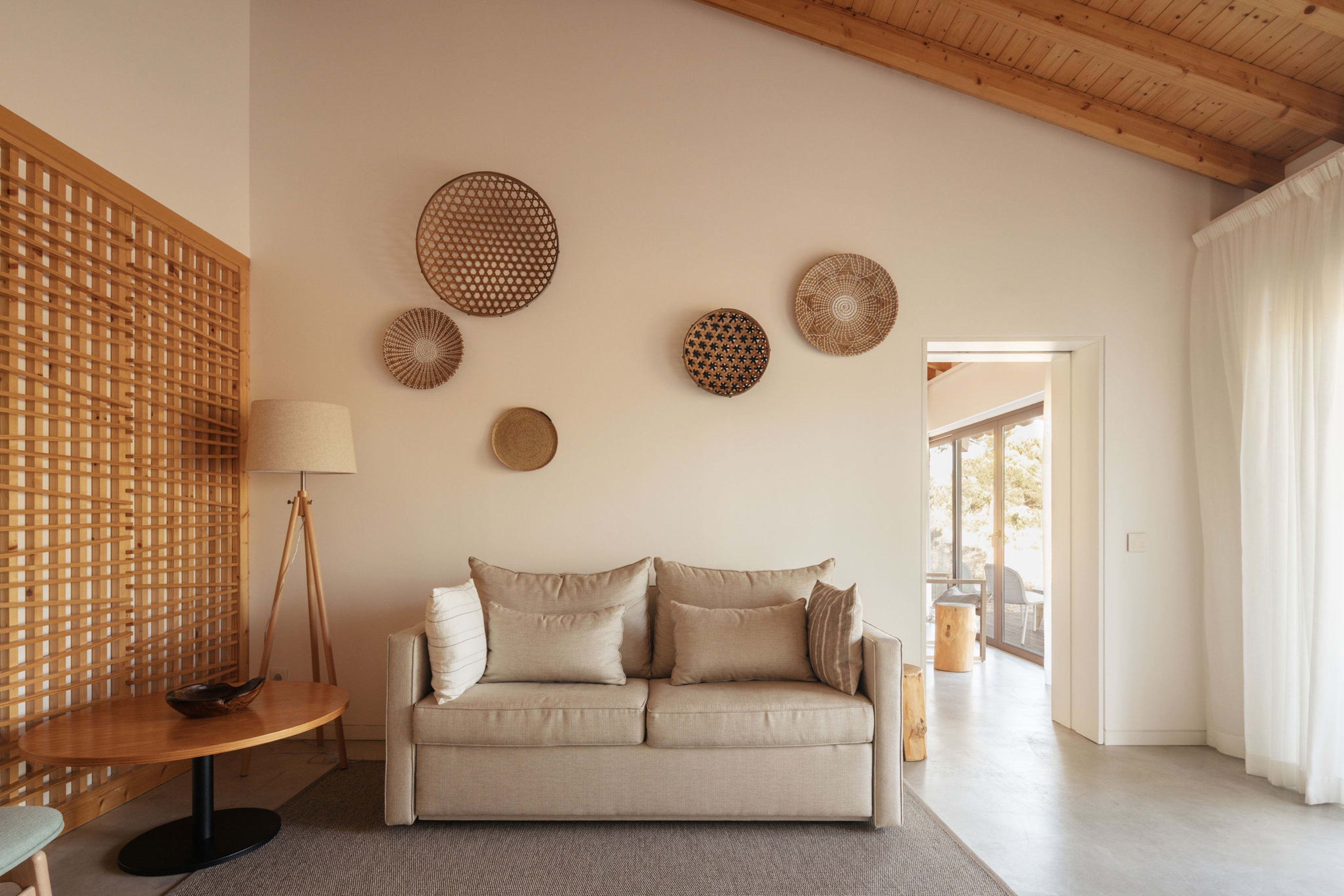 Living room in natural fibres and lime white