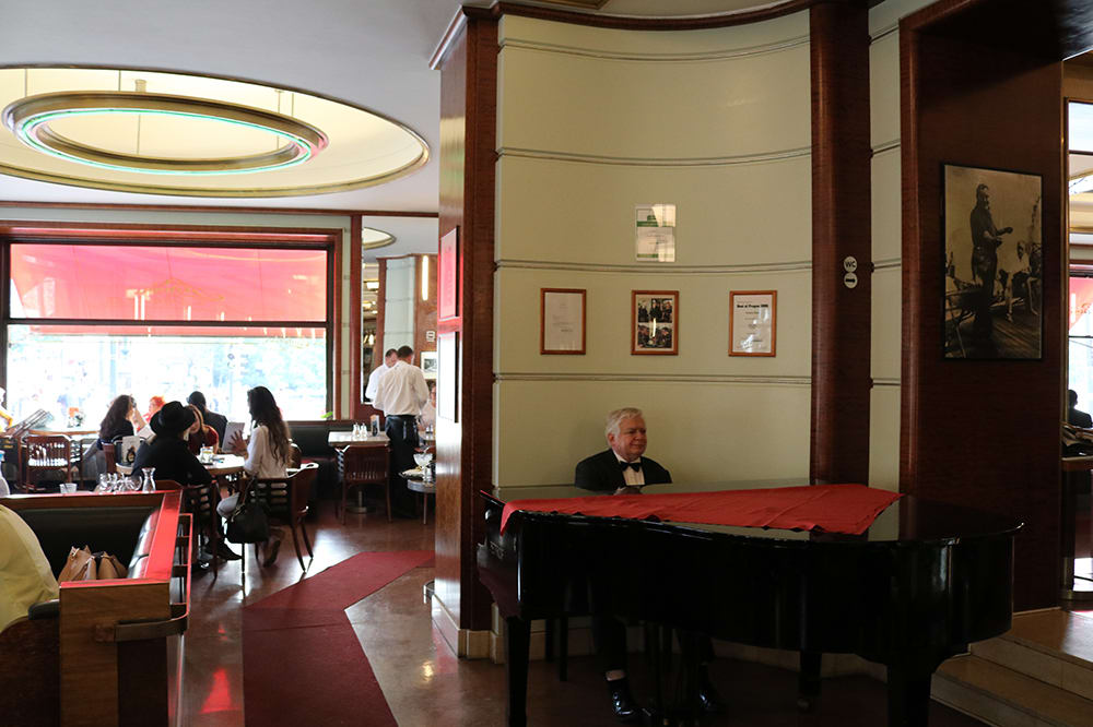 Cafe Slavia'da piyano dinletisi