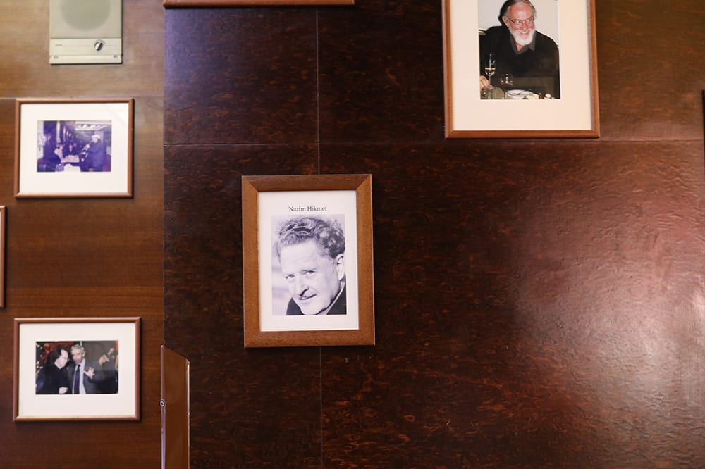 Cafe Slavia'nın duvarında asılı Nazım Hikmet fotoğrafı