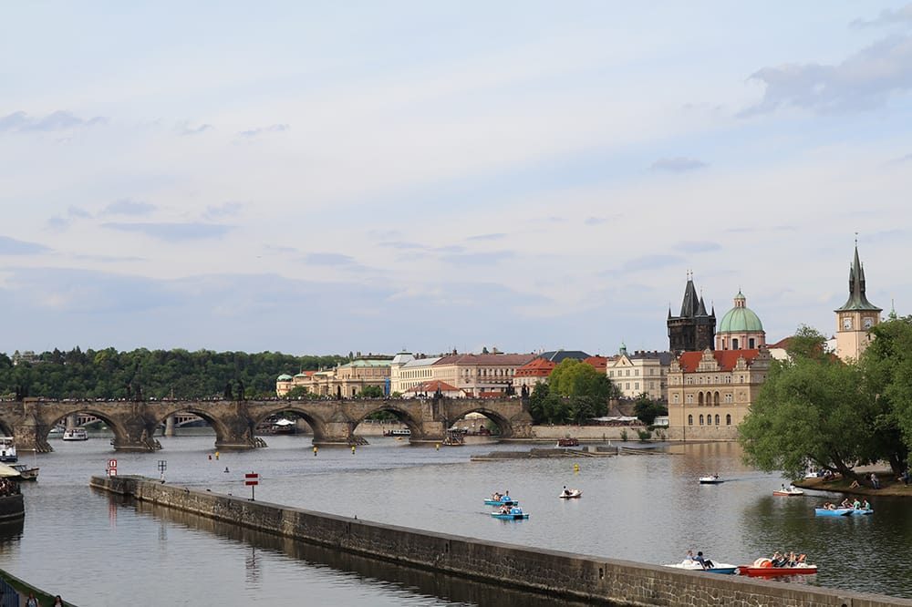 Vltava Nehri kıyısından Charles Köprüsü ve Eski Şehir