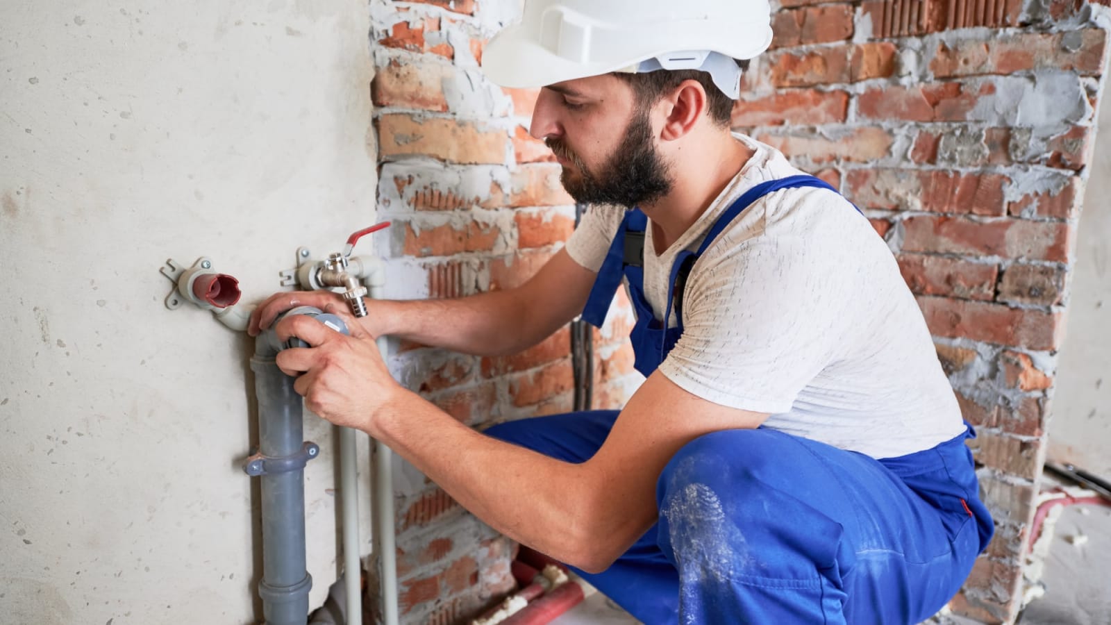 Plombier partenaire intervenant en urgence sur une canalisation gelée