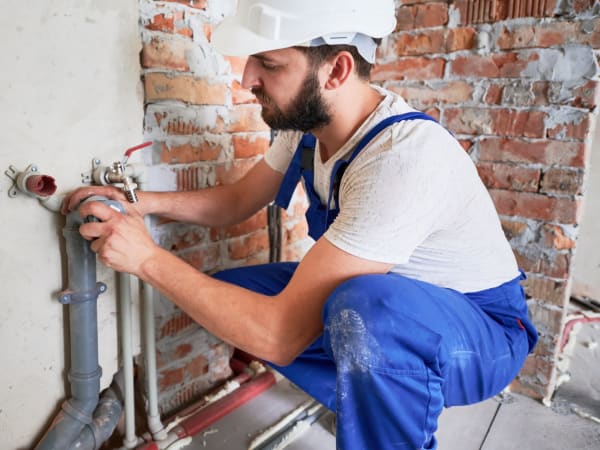 Plombier partenaire intervenant en urgence sur une canalisation gelée