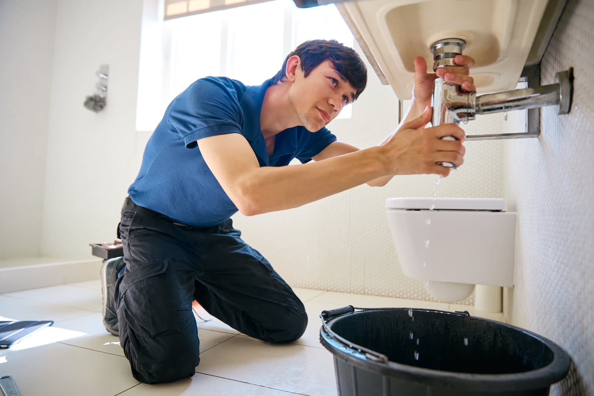 Détection de fuite cachée sur lavabo par un plombier professionnel