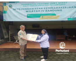 Perhutani Bandung Utara Raih Penghargaan Zero Accident dari Disnakertrans
