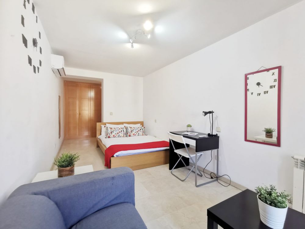Great shared room in Bordadores, room in a shared flat in Madrid