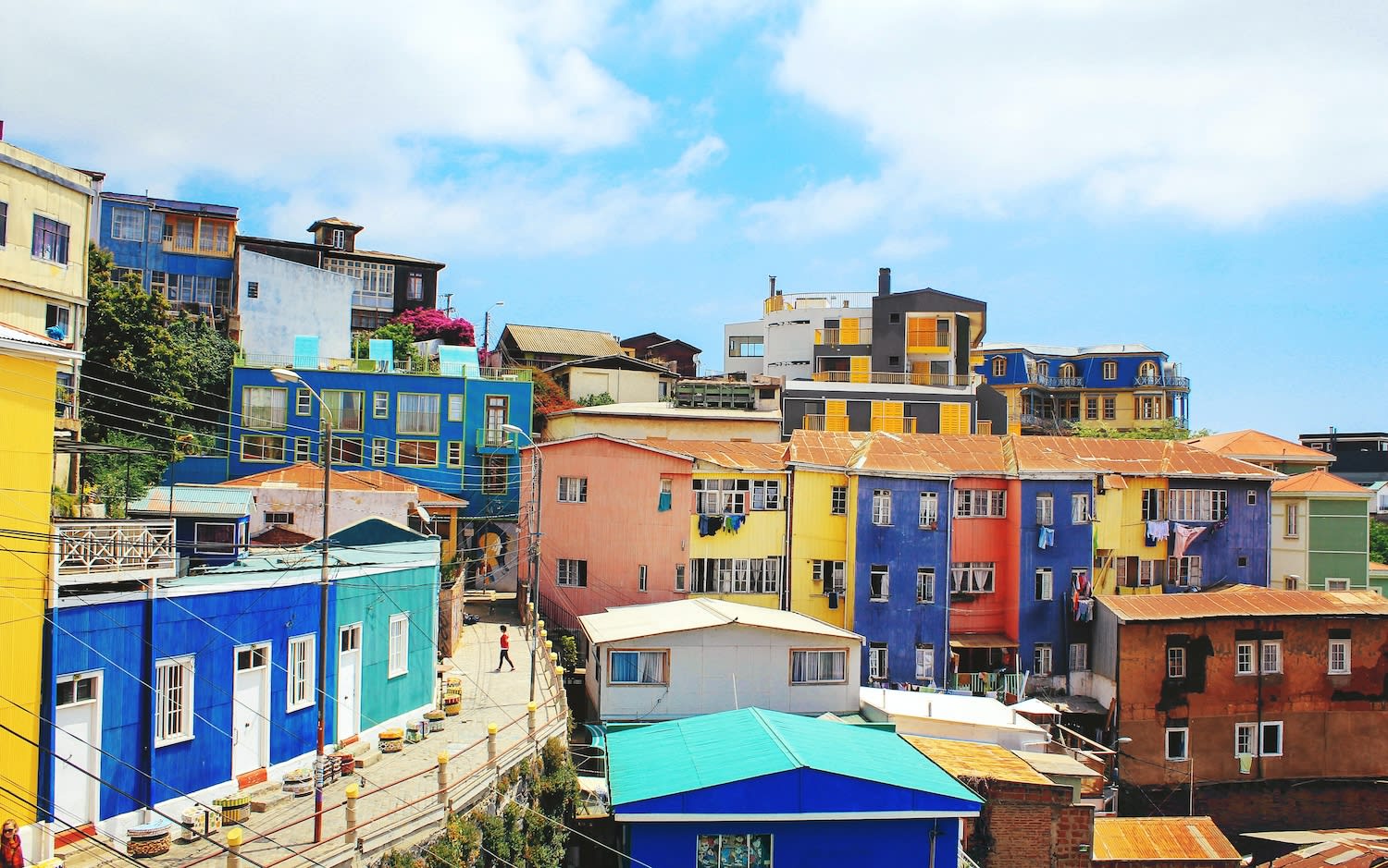 Colorful hillside houses in Valparaíso, a UNESCO World Heritage site and one of the best cities for digital nomads, known for its artistic vibes and coastal beauty.