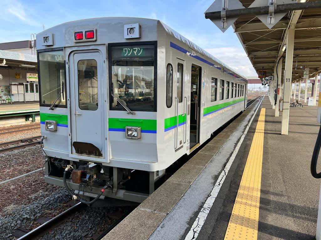 A local train ready to depart for Chitose, Hokkaido, at a quiet station, part of the convenient transport options included in a Hokkaido itinerary.