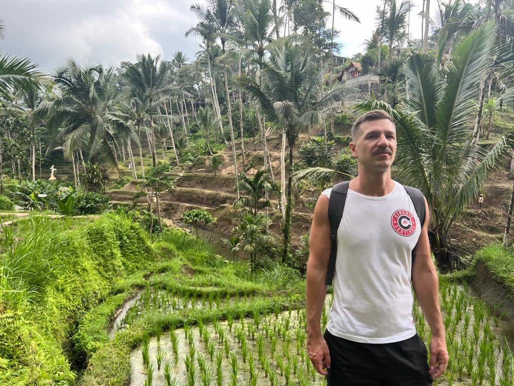 Sweeping view of the iconic Tegallalang rice terraces in Bali, a favorite remote working spot for digital nomads seeking inspiration from Indonesia's stunning agricultural landscapes.