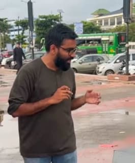 'കടപ്പുറത്ത് കാറ്റുകൊള്ളുന്ന മനുഷ്യരിലേക്ക് മതവാദങ്ങളുമായി എത്തുന്നവരെ നാം സൂക്ഷിക്കണം'