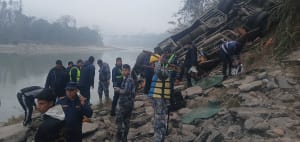 നേപ്പാളില്‍ ബസ് നദിയിലേക്ക് മറിഞ്ഞ് അപകടം; പതിനെട്ട് പേര്‍ക്ക് ദാരുണാന്ത്യം; 25 പേര്‍ക്ക് പരിക്ക്