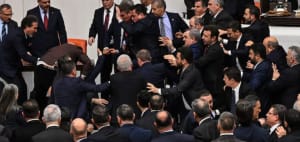 ചാടിയും പറന്നും ഇടി; അടിയോടടി; ടർകിഷ് പാർലമെന്റിൽ ഭരണ-പ്രതിപക്ഷ നേതാക്കൾ ഏറ്റുമുട്ടി