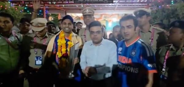 ടി 20 ലോകകപ്പ് ജയം; ട്രോഫിയുമായി അനുഗ്രഹം തേടി സൂര്യകുമാറും ഗംഭീറും ജയ് ഷായും ഹനുമാൻ ക്ഷേത്രത്തില്‍